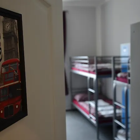 Hostal City *